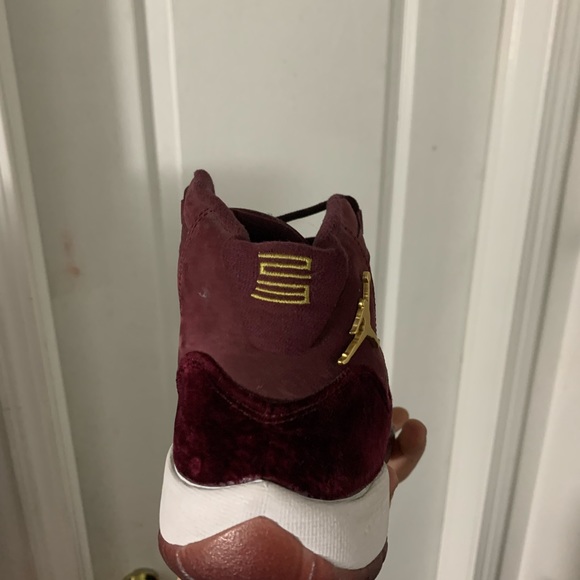 Maroon jordan 11s - Picture 3 of 9